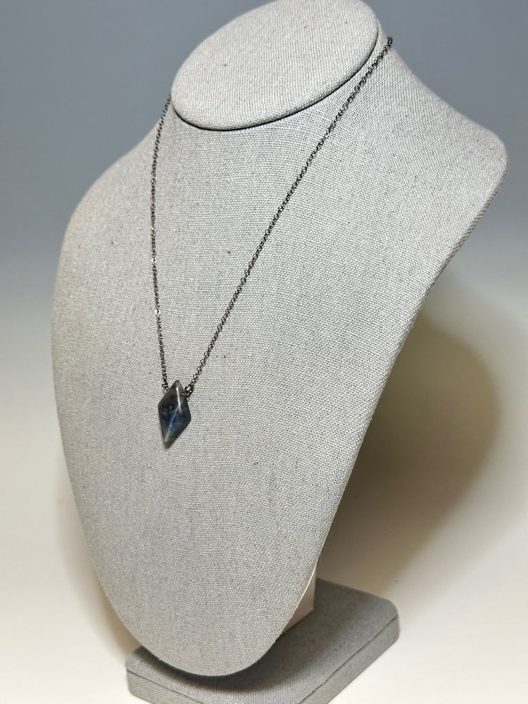 DIAMOND SHAPED LABRADORITE AND OXIDIZED SS CHAIN NECKLACE LCN645