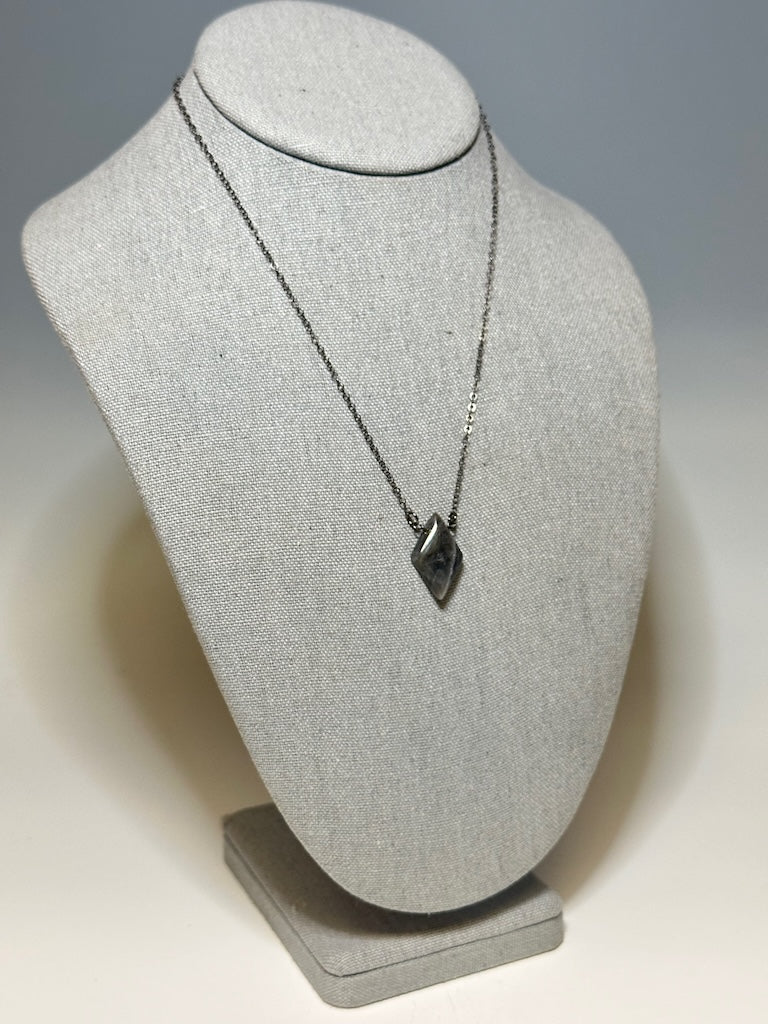 DIAMOND SHAPED LABRADORITE AND OXIDIZED SS CHAIN NECKLACE LCN645