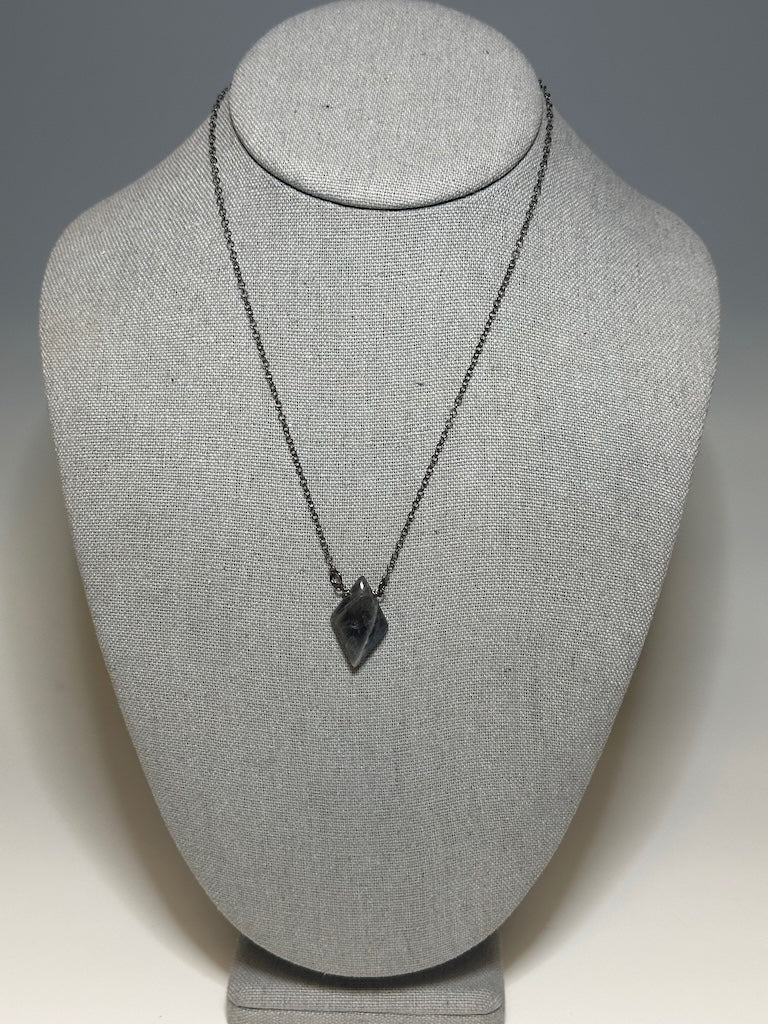 DIAMOND SHAPED LABRADORITE AND OXIDIZED SS CHAIN NECKLACE LCN645