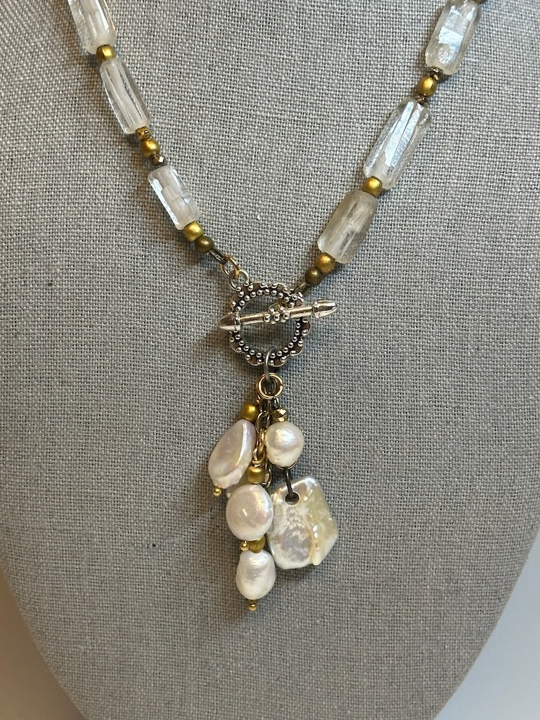 CRYSTAL AND FRESH WATER PEARL FRONT TOGGLE NECKLACE LCN670