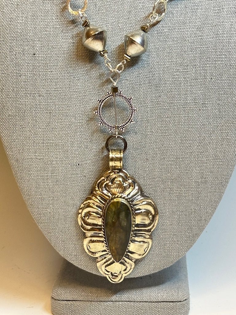 LABRADORITE FOCAL PENDANT NECKLACE WITH SILVER AND FACETED LABRADORITE LCN671