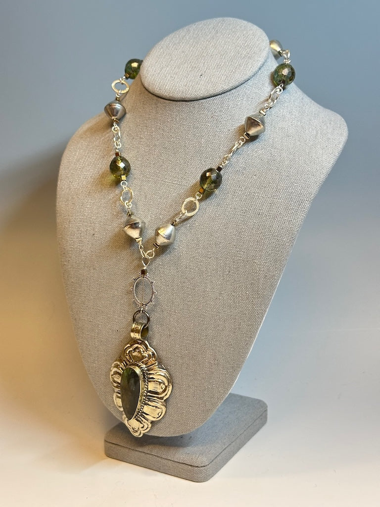 LABRADORITE FOCAL PENDANT NECKLACE WITH SILVER AND FACETED LABRADORITE LCN671