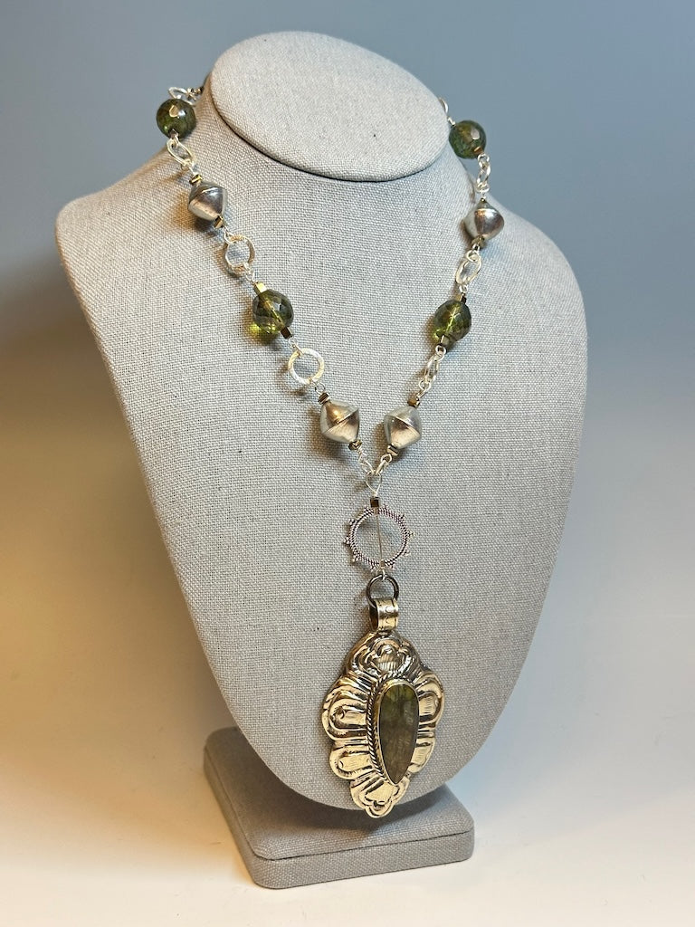 LABRADORITE FOCAL PENDANT NECKLACE WITH SILVER AND FACETED LABRADORITE LCN671