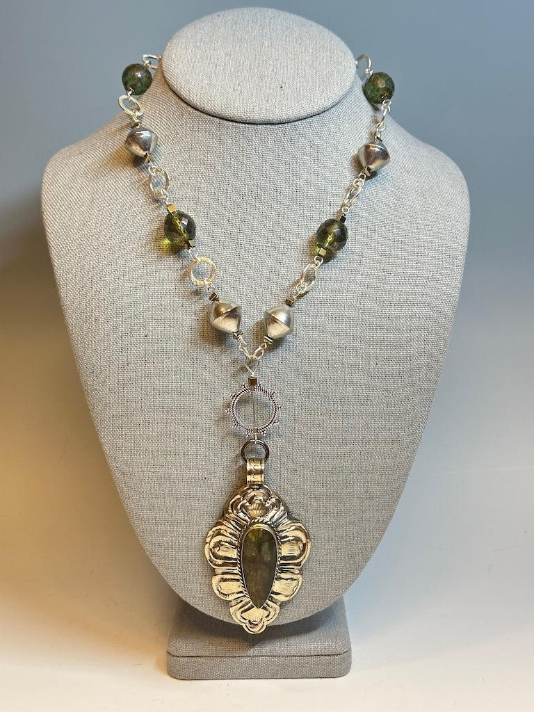 LABRADORITE FOCAL PENDANT NECKLACE WITH SILVER AND FACETED LABRADORITE LCN671