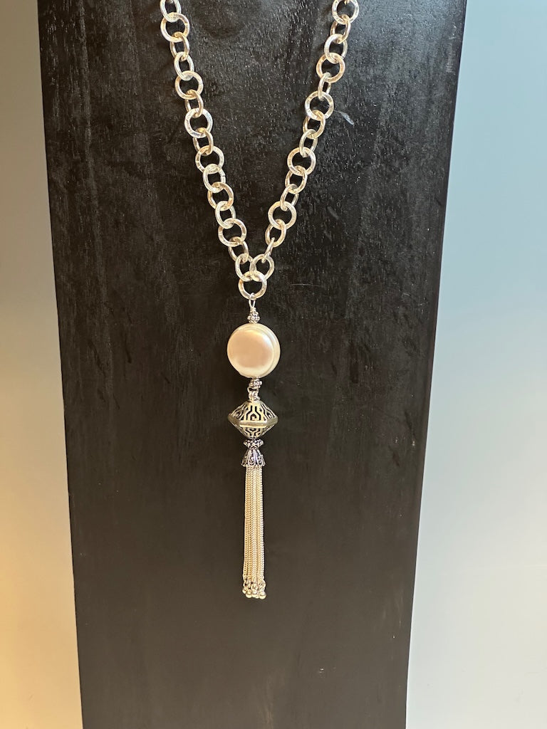 HAMMERED SILVER CHAIN NECKLACE WITH FRESH WATER PEARL AND STERLING SILVER TASSEL LCN672