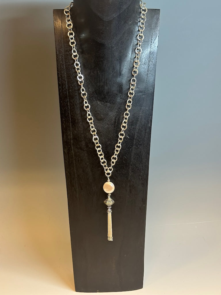 HAMMERED SILVER CHAIN NECKLACE WITH FRESH WATER PEARL AND STERLING SILVER TASSEL LCN672