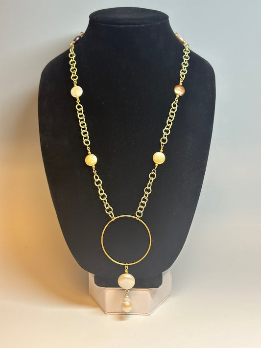 BRASS AND FRESH WATER PEARL CIRCLE PENDANT NECKLACE LCN679