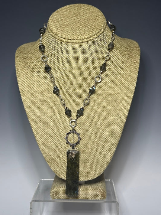 LABRADORITE AND SILVER STATEMENT NECKLACE LCN715