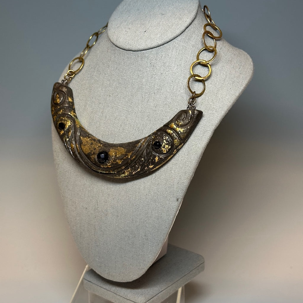 CLAY COLLAR PENDANT WITH ONYX AND GOLD LEAF NECKLACE LCN752