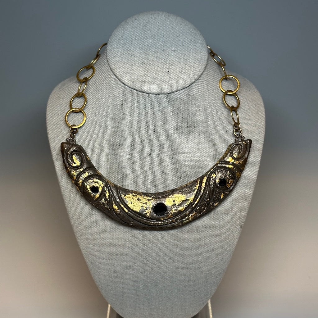 CLAY COLLAR PENDANT WITH ONYX AND GOLD LEAF NECKLACE LCN752