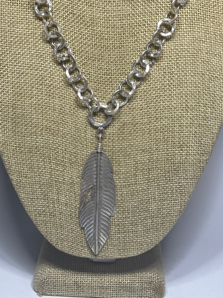 SILVER CIRCLE CHAIN NECKLACE WITH STERLING SILVER FEATHER PENDANT LCN758