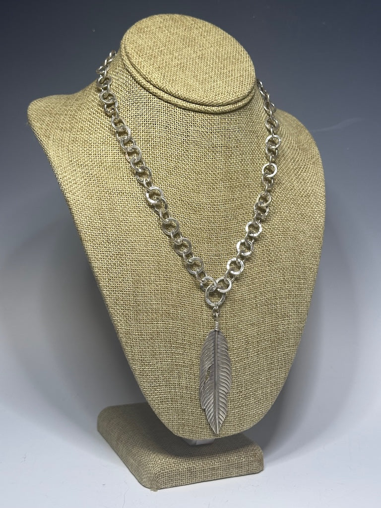 SILVER CIRCLE CHAIN NECKLACE WITH STERLING SILVER FEATHER PENDANT LCN758