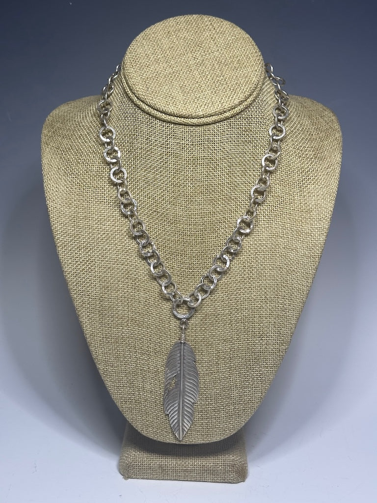 SILVER CIRCLE CHAIN NECKLACE WITH STERLING SILVER FEATHER PENDANT LCN758