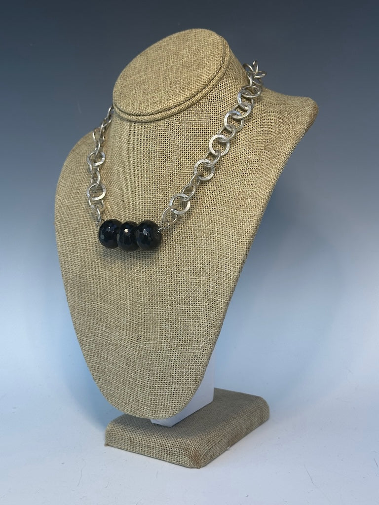 SILVER OPEN DISC CHAIN WITH ONYX NECKLACE LCN882