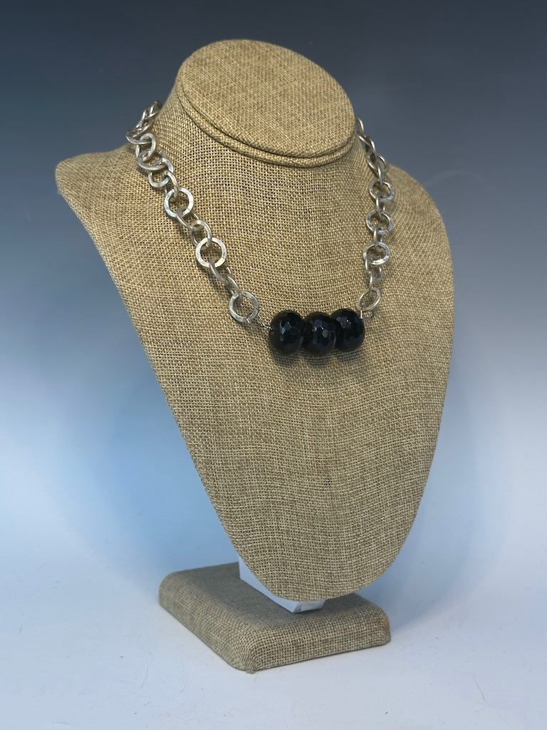 SILVER OPEN DISC CHAIN WITH ONYX NECKLACE LCN882