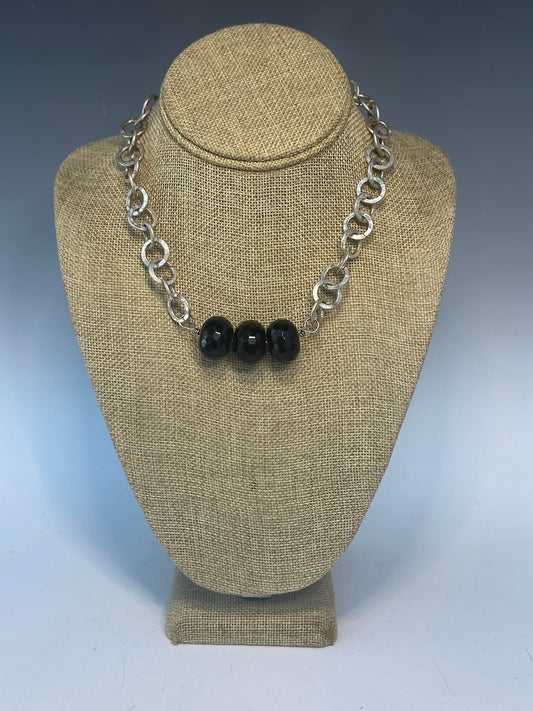 SILVER OPEN DISC CHAIN WITH ONYX NECKLACE LCN882