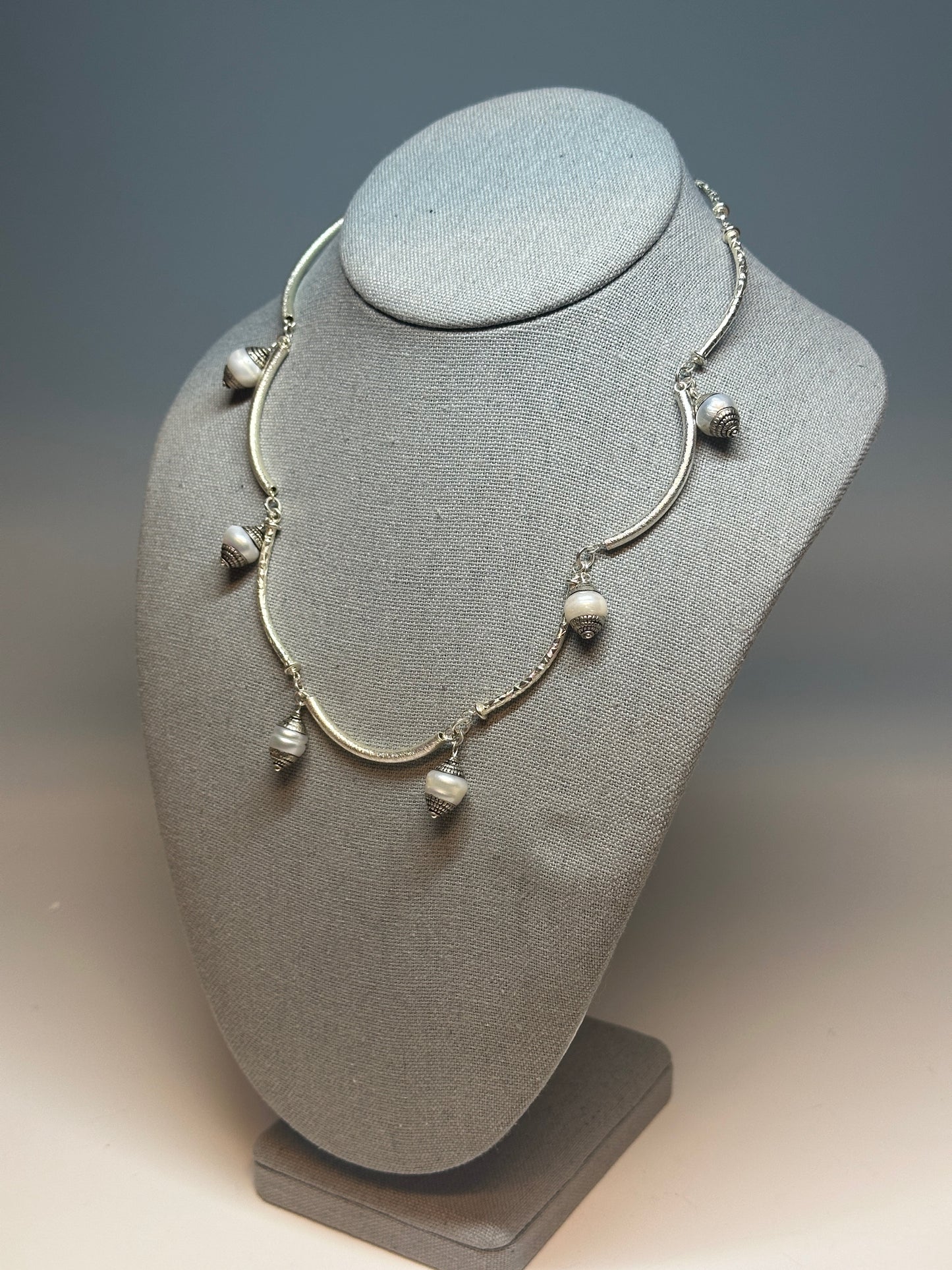 SILVER STATEMENT NECKLACE WITH PEARLS LCN905