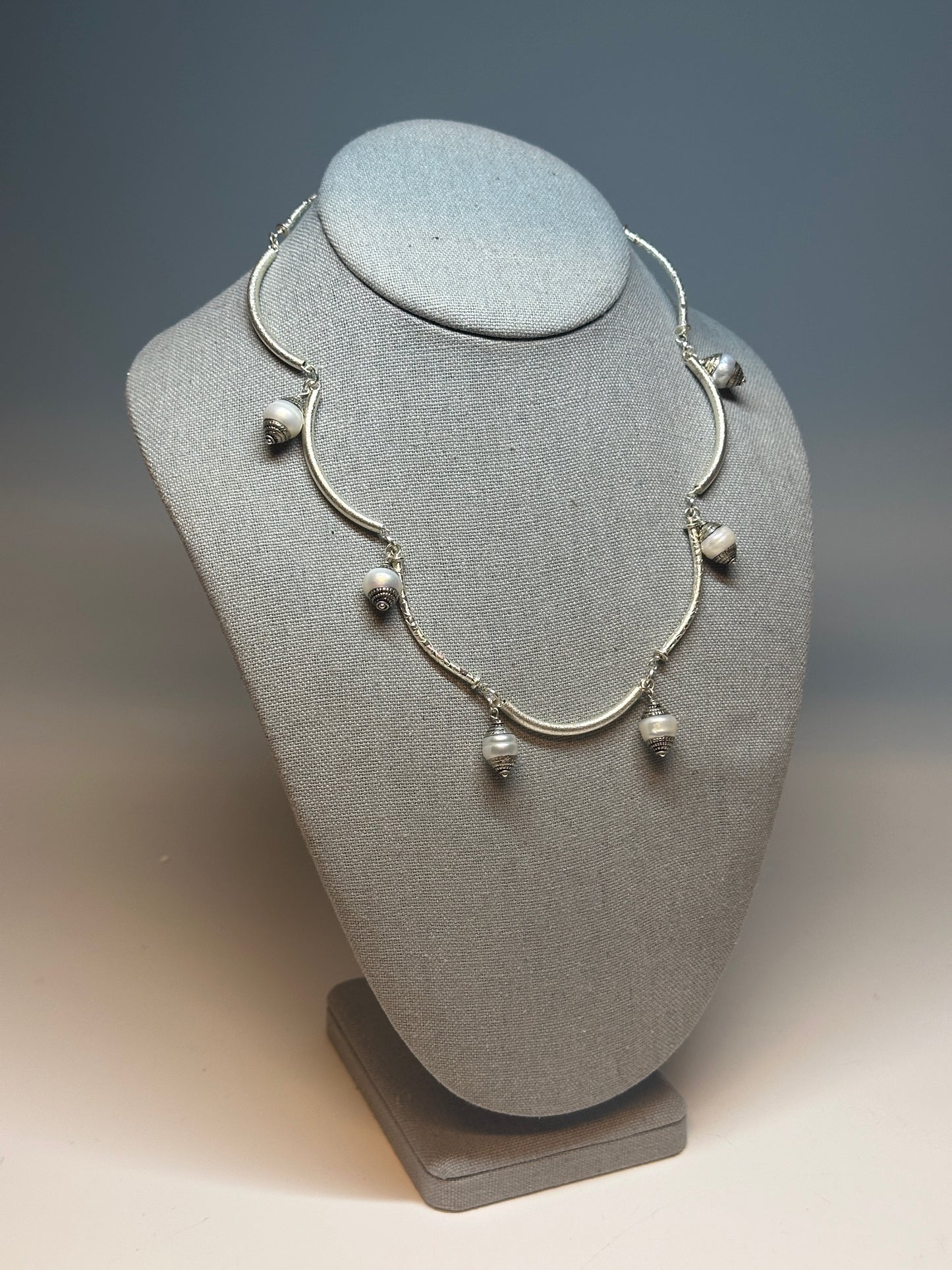 SILVER STATEMENT NECKLACE WITH PEARLS LCN905