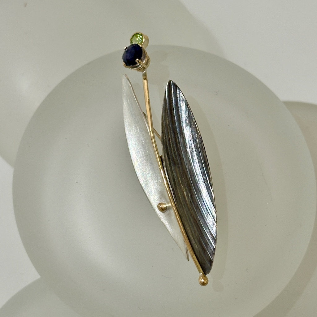 14K AND STERLING SILVER SHELL FORM PIN WITH IOLITE AND PERIDOT MB102P