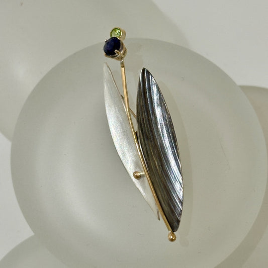 14K AND STERLING SILVER SHELL FORM PIN WITH IOLITE AND PERIDOT MB102P