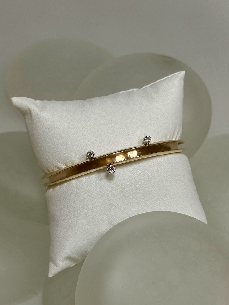 14K WHITE GOLD FLEXIBLE BRACELET WITH 3 DIAMONDS  MB121B