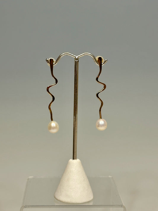 14K GOLD SQUIGGLE AND PEARL EARRINGS  MB179