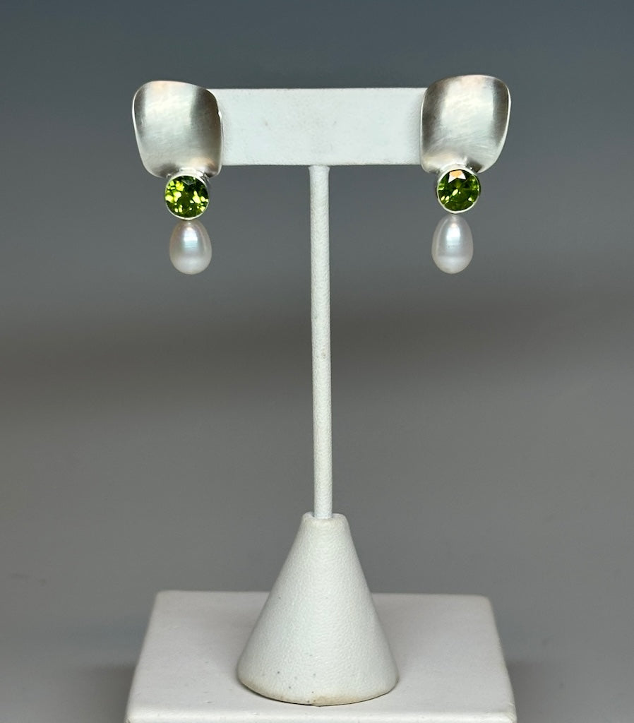 PERIDOT AND STERLING SILVER POST EARRINGS MB192