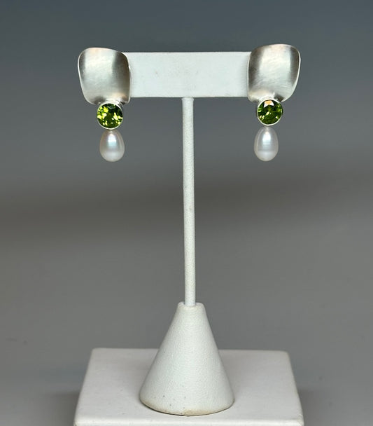 PERIDOT AND STERLING SILVER POST EARRINGS MB192