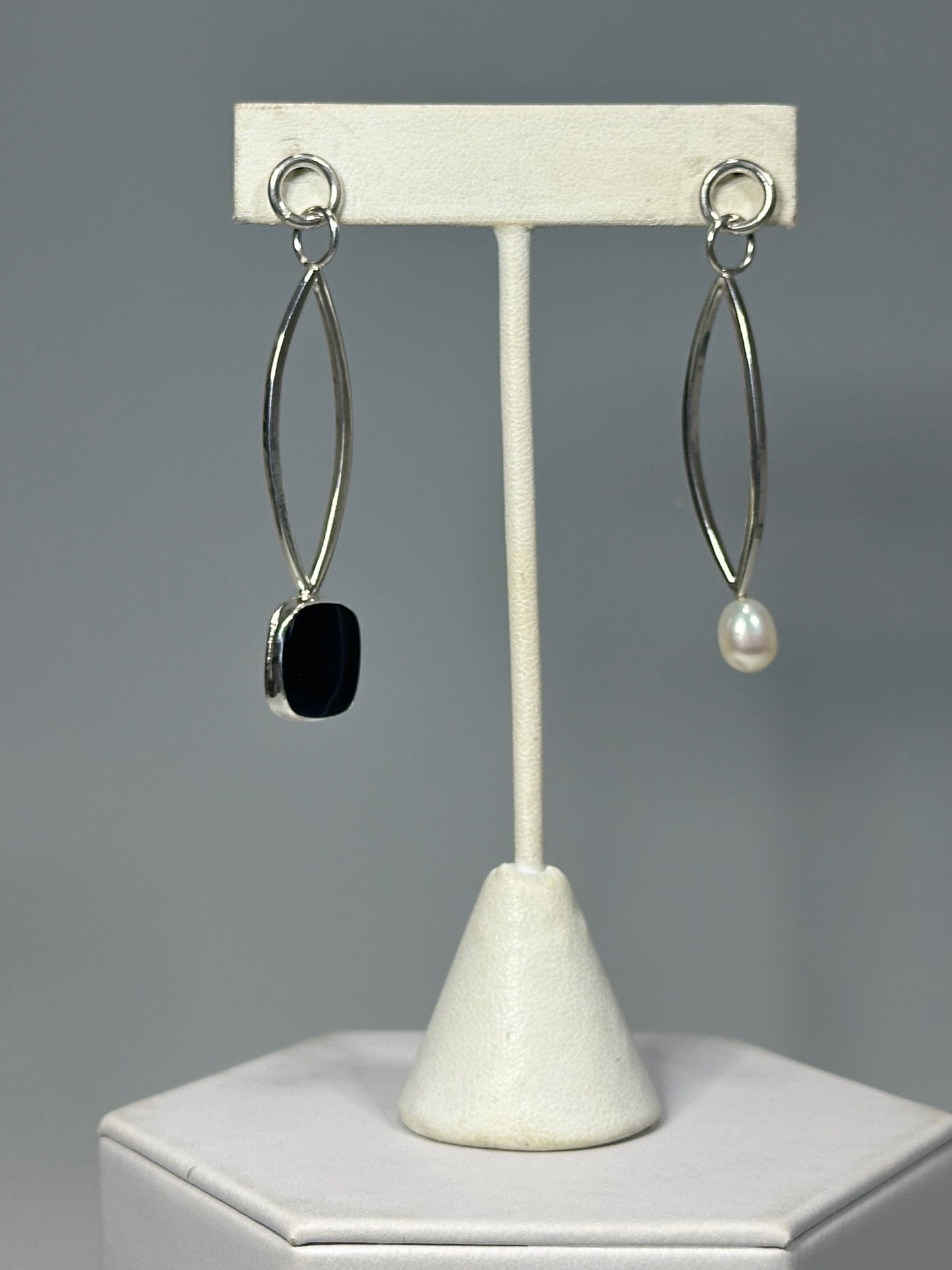 ASYMMETRICAL STUD DANGLE EARRINGS WITH PEARL AND BLACK ONYX MB192E