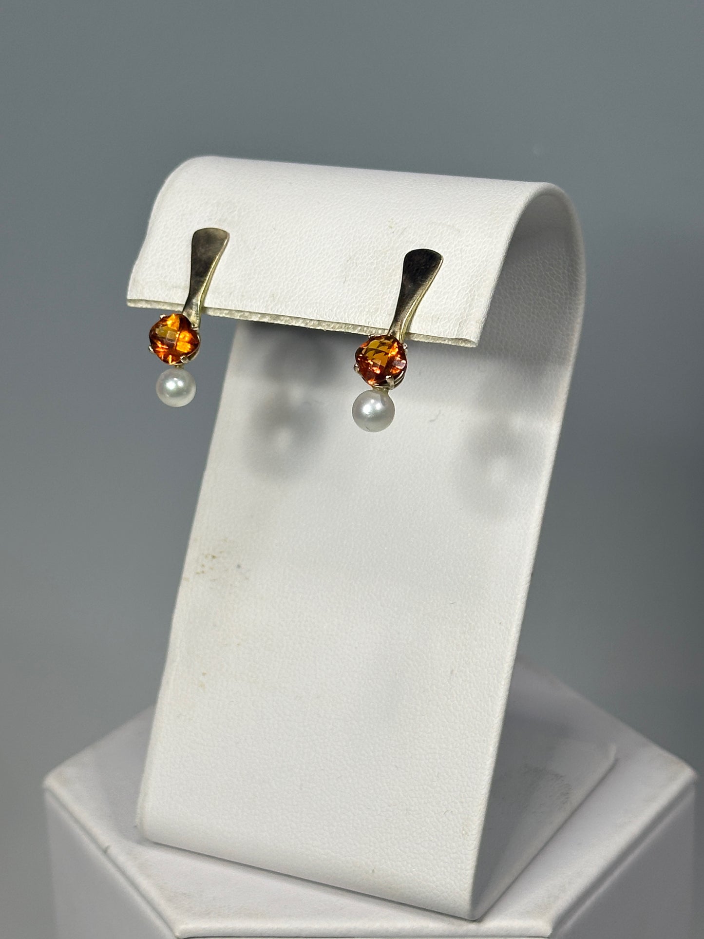 SMALL 14K GOLD EARRING STUDS WITH CITRINE AND PEARLS MB194E