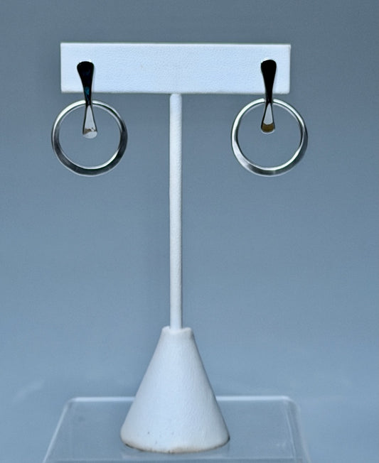 STERLING SILVER FLAT CIRCLE WITH STERLING SILVER BAR POST EARRINGS MB210E