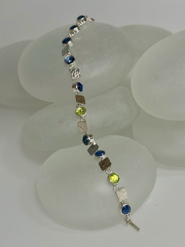 GEMSTONE QUALITY IOLITE, PERIDOT AND PATTERNED STERLING SILVER BRACELET  NM552B