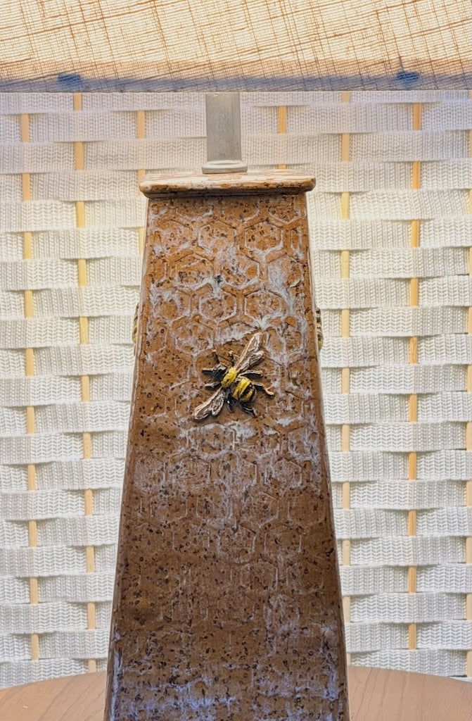 STONEWARE BEE LAMP W/SQUARE LINEN SHADE MF101