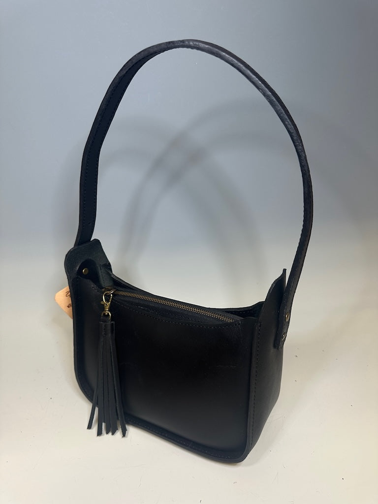LEATHER BAGUETTE BAG, BLACK NH137