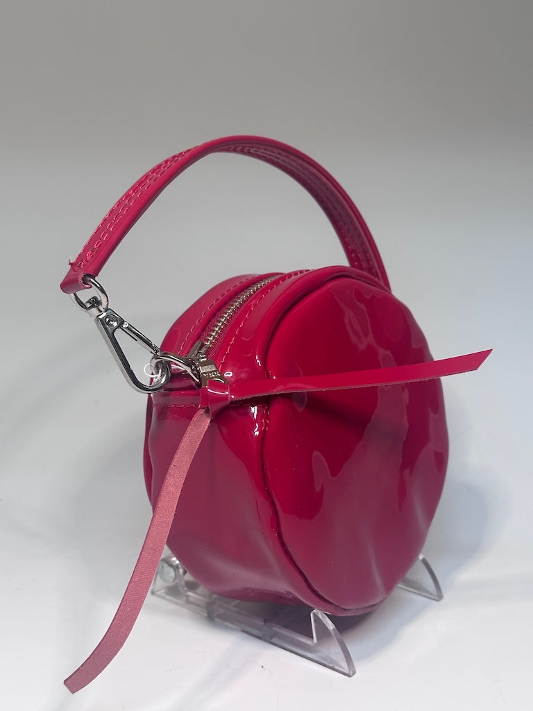 MINI CIRCLE WRISTLET IN RED PATENT LEATHER NH164