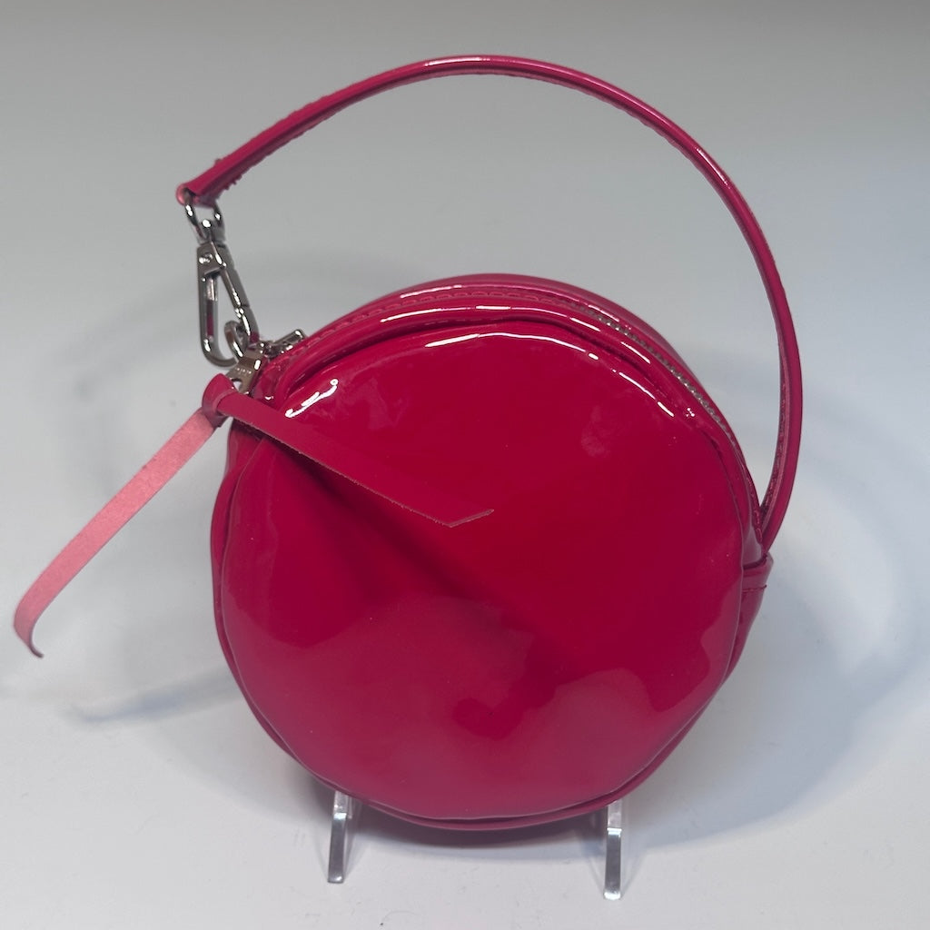 MINI CIRCLE WRISTLET IN RED PATENT LEATHER NH164