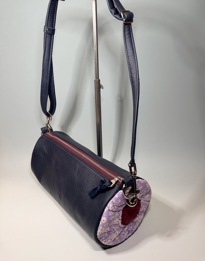 LEATHER BARREL BAG WITH VINTAGE TRIM, NAVY NH185
