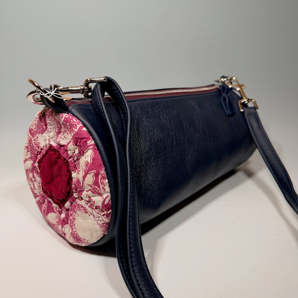 LEATHER BARREL BAG WITH VINTAGE TRIM, NAVY NH185