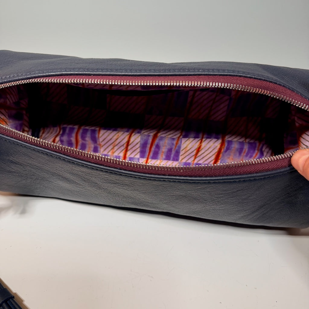 LEATHER BARREL BAG WITH VINTAGE TRIM, NAVY NH185