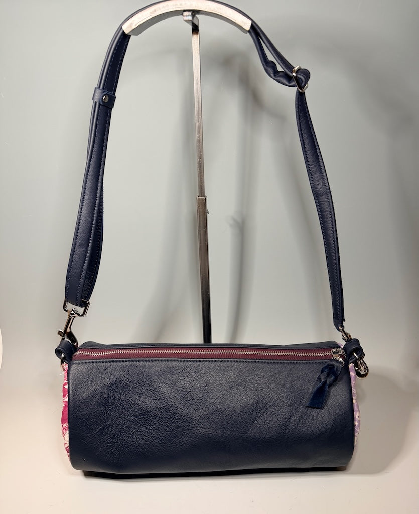 LEATHER BARREL BAG WITH VINTAGE TRIM, NAVY NH185
