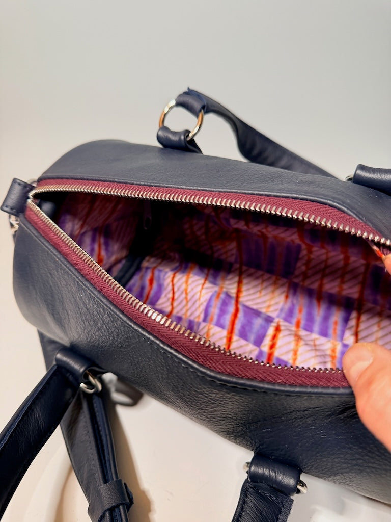 LEATHER BARREL BAG WITH VINTAGE TRIM, NAVY NH186