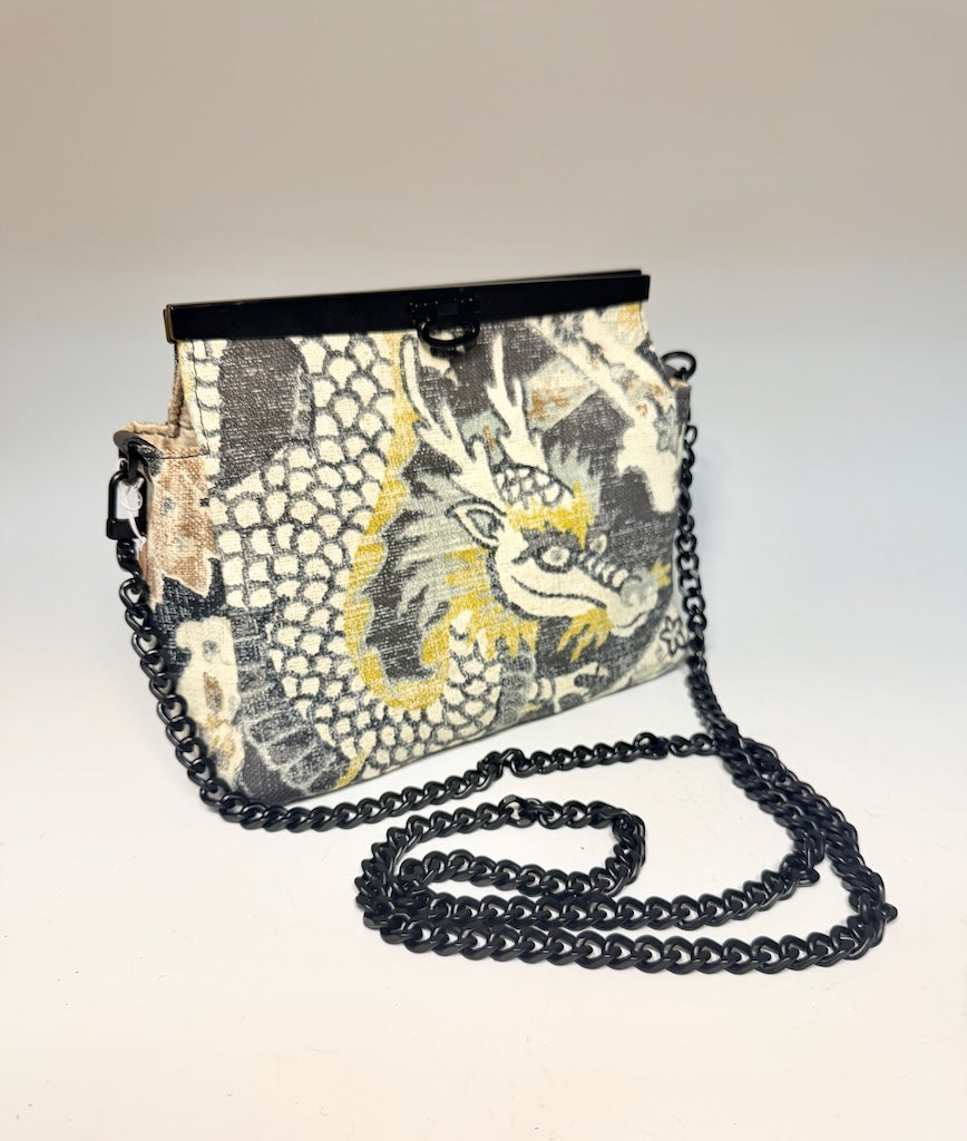 NEW YORK DRAGON BAR CLASP BAG NH232