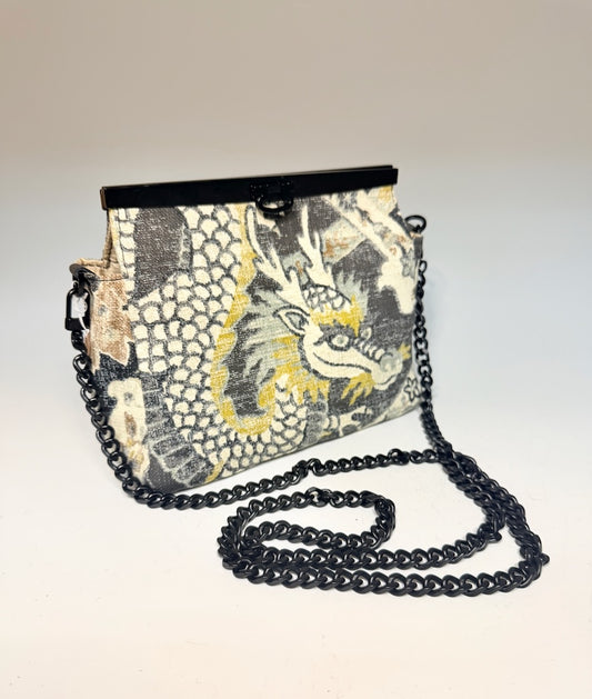 NEW YORK DRAGON BAR CLASP BAG NH232