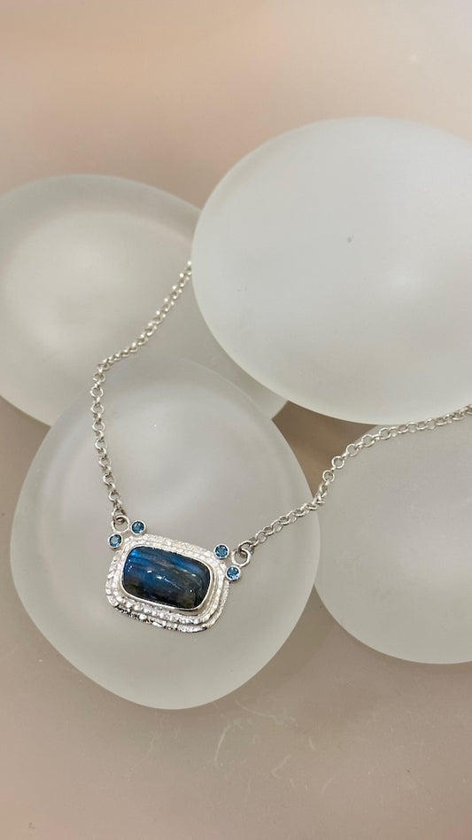 LABRADORITE AND BLUE TOPAZ STERLING SILVER NECKLACE NM421N