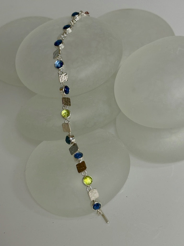 GEMSTONE QUALITY IOLITE, PERIDOT AND PATTERNED STERLING SILVER BRACELET  NM552B