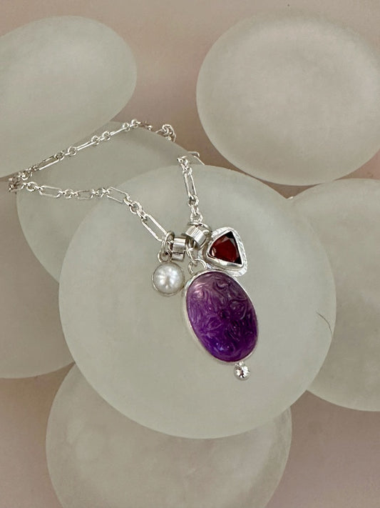 CARVED AMETHYST, PEARL AND GARNET STERLING SILVER CHARM NECKLACE - NM559N