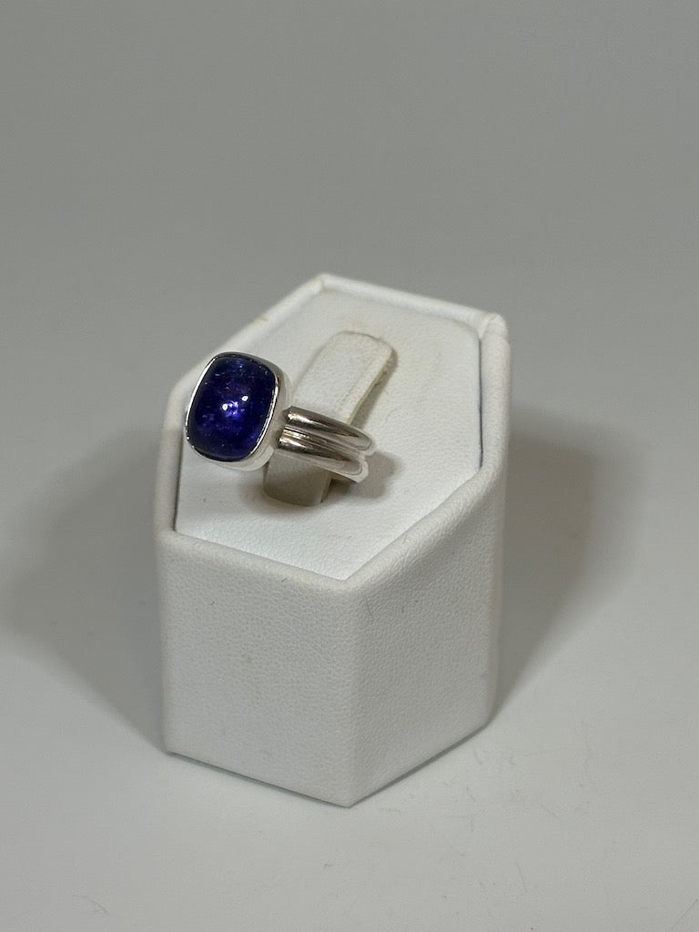 TANZANITE RING SET IN STERLING SILVER NM570R