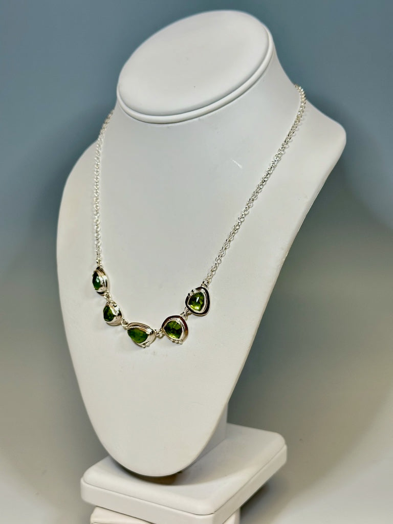 5 STONE PERIDOT STERLING SILVER NECKLACE - NM579N