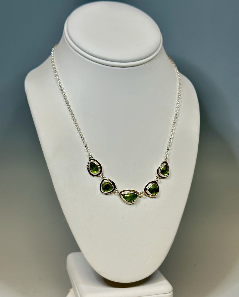 5 STONE PERIDOT STERLING SILVER NECKLACE - NM579N