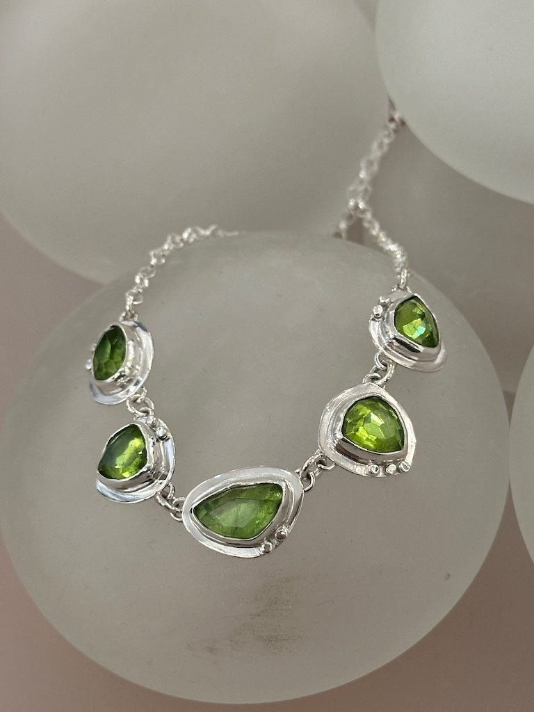 5 STONE PERIDOT STERLING SILVER NECKLACE - NM579N